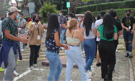 Estudiantes realizando una activdad al aire libre